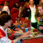 Finn Poncin signeert voor de voorstelling voor de vele belangstellenden