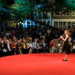 De jonge trompetiste Melissa Venema mag het concert openen voor de VIP tribune