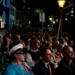 Publiek op de gracht met op de voorgrond levend kunstwerk Fabiola, toepasselijk gekleed in nautische stijl