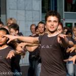 Jonge dansers met de handtekening van de grote meester op hun borst