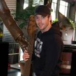 Charly Luske probeert het even op Freddy's gitaar Charly Luske probeert het even op Freddy's gitaar
