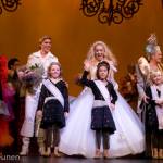 De jonge prinsesjes mochten samen met de cast het applaus in ontvangst nemen De jonge prinsesjes mochten samen met de cast het applaus in ontvangst nemen