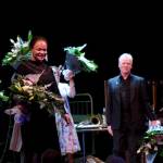 Een trotse Peter de Baan kijkt toe hoe Ruth Jacott haar applaus krijgt Een trotse Peter de Baan kijkt toe hoe Ruth Jacott haar applaus krijgt