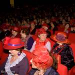 Veel Red Hatters in de zaal bij de Middelbare Meiden