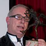 Hans van der Woude toont een replica van Nikkelen Nelis van Kees Verkade