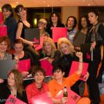 Trotse Girls met hun boek samen met vormgevers van Buro Janse Trotse Girls met hun boek samen met vormgevers van Buro Janse