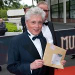 Jurylid Jacques d'Ancona met de aangetekende enveloppe met winnaars