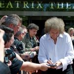 Brian May neemt ruim de tijd om handtekeningen uit te delen
