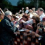 Roger Taylor deelt handtekeningen uit